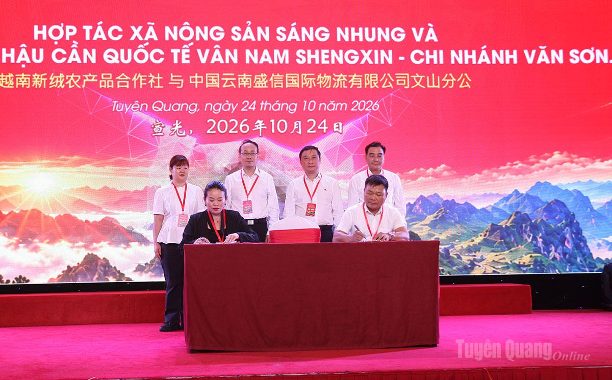 Đại diện các doanh nghiệp ký kết biên bản ghi nhớ hợp tác và thỏa thuận thương mại.