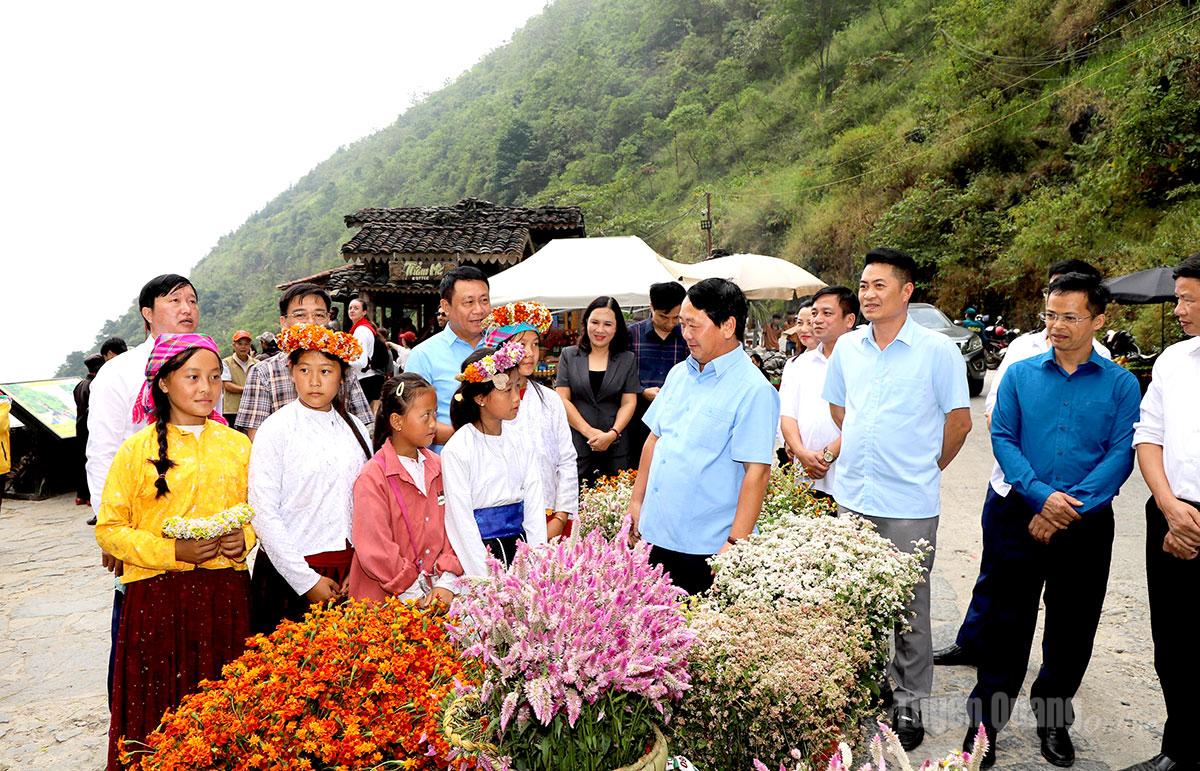 Bí thư Tỉnh ủy Hầu A Lềnh thăm hỏi các cháu làm du lịch tại dốc Thẩm Mã.