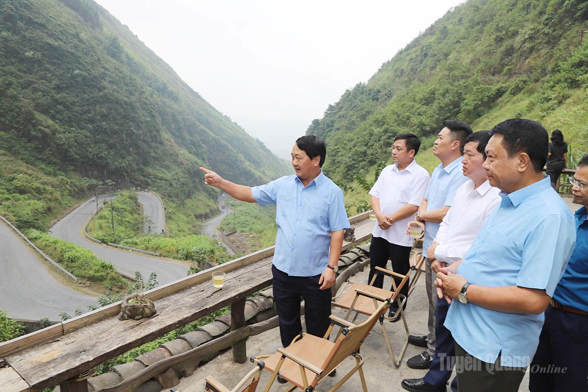 Bí thư Tỉnh ủy Hầu A Lềnh khảo sát điểm dừng chân dốc Thẩm Mã, xã Phó Bảng.