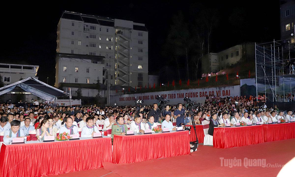Các đại biểu, nhân dân và du khách dự Lễ hội hoa Tam giác mạch lần thứ XII.