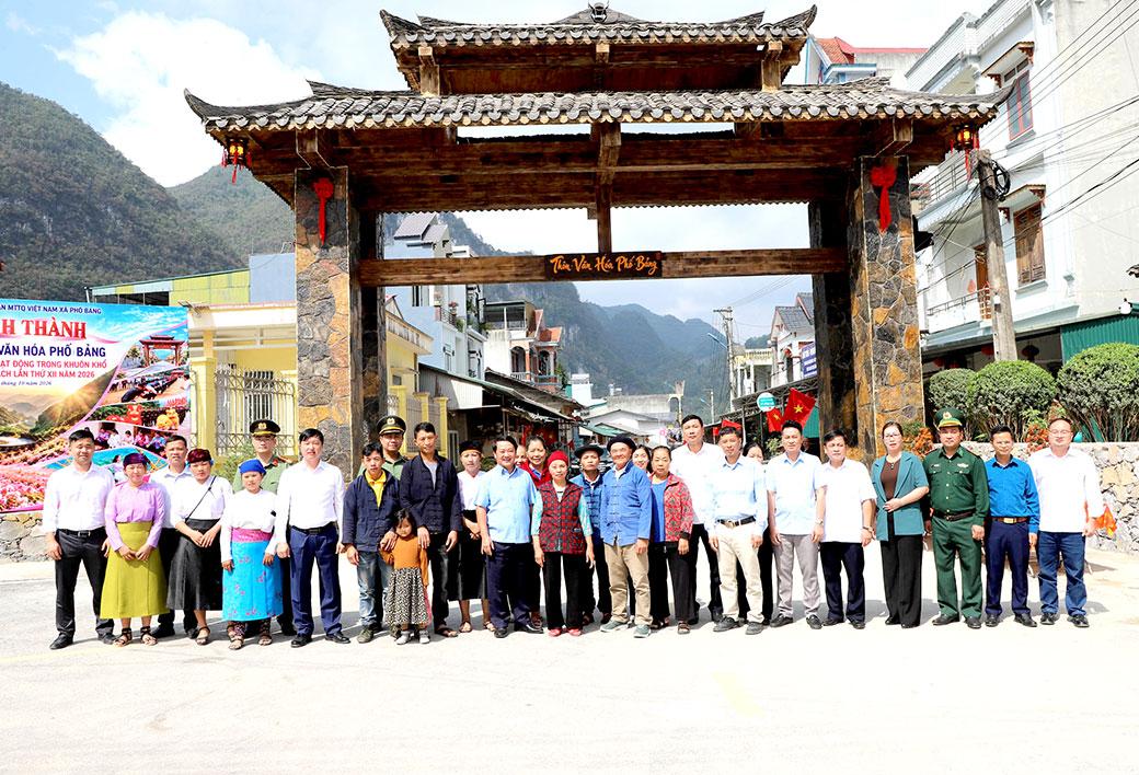 Bí thư Tỉnh uỷ Hầu A Lềnh và đoàn công tác chụp ảnh lưu niệm với lãnh đạo, nhân dân xã Phố Bảng.