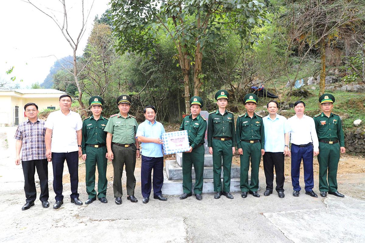 Bí thư Tỉnh ủy Hầu A Lềnh tặng quà Đồn Biên phòng Phó Bảng.
