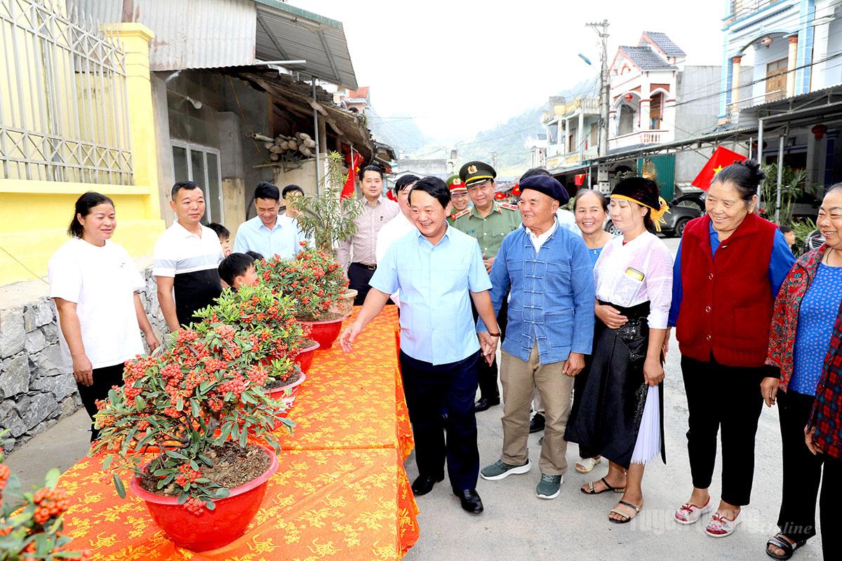 Bí thư Tỉnh ủy Hầu A Lềnh thăm gian hàng trưng bày của bà con xã Phố Bảng.