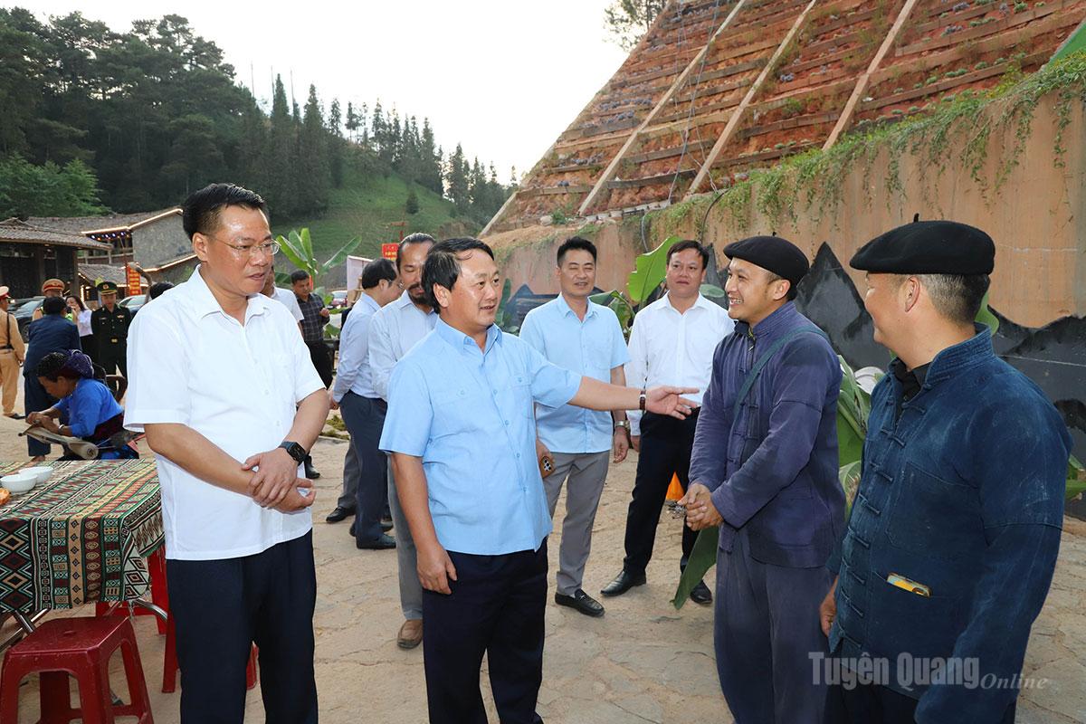 Bí thư Tỉnh ủy Hầu A Lềnh thăm hỏi các nghệ nhân tại Trung tâm thực cảnh diễn xướng về đêm xã Đồng Văn.